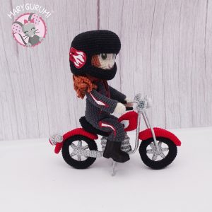 Melle Amora et sa moto